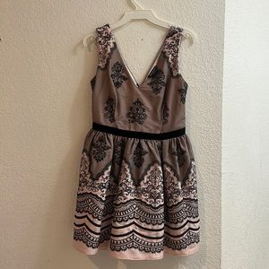 Short dress with embroidery and lace